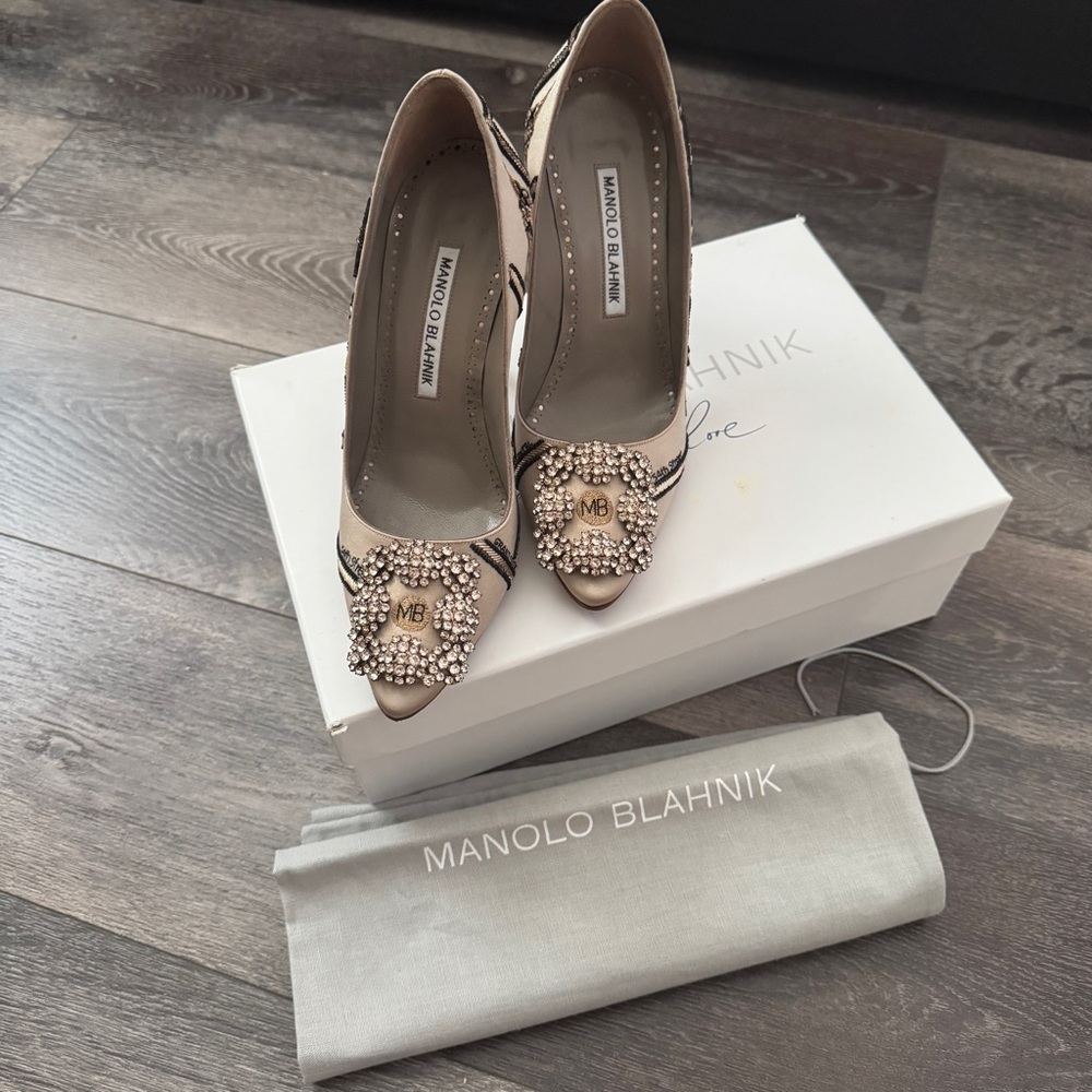 MANOLO BLAHNIK Beige Satin Pump "Decade of Love Anniversary 54th St" NYC Hangisi